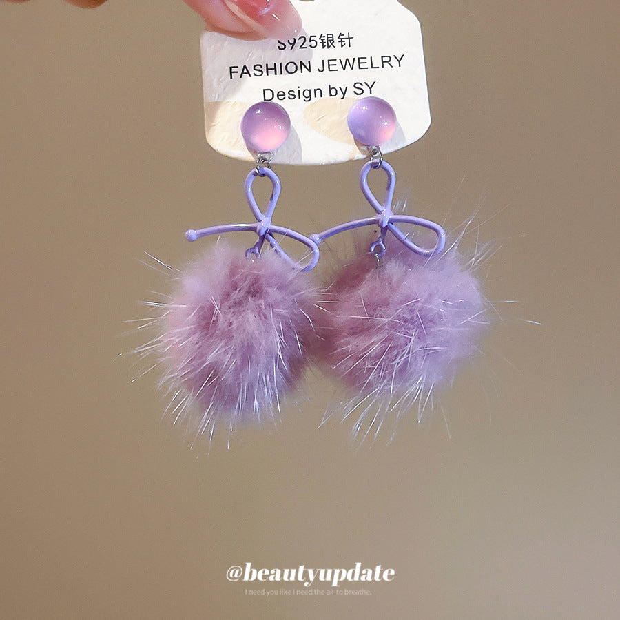 Eleganti orecchini a lobo da donna con fiocco e pon-pon, perni in acciaio placcato e texture vellutata e morbida