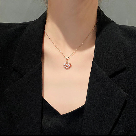 Elegante Collana Pendente a Cuore Pulsante a Corona da Donna in Acciaio al Titanio con Finitura Placcata, Design Minimalista con Catena a Medaglione