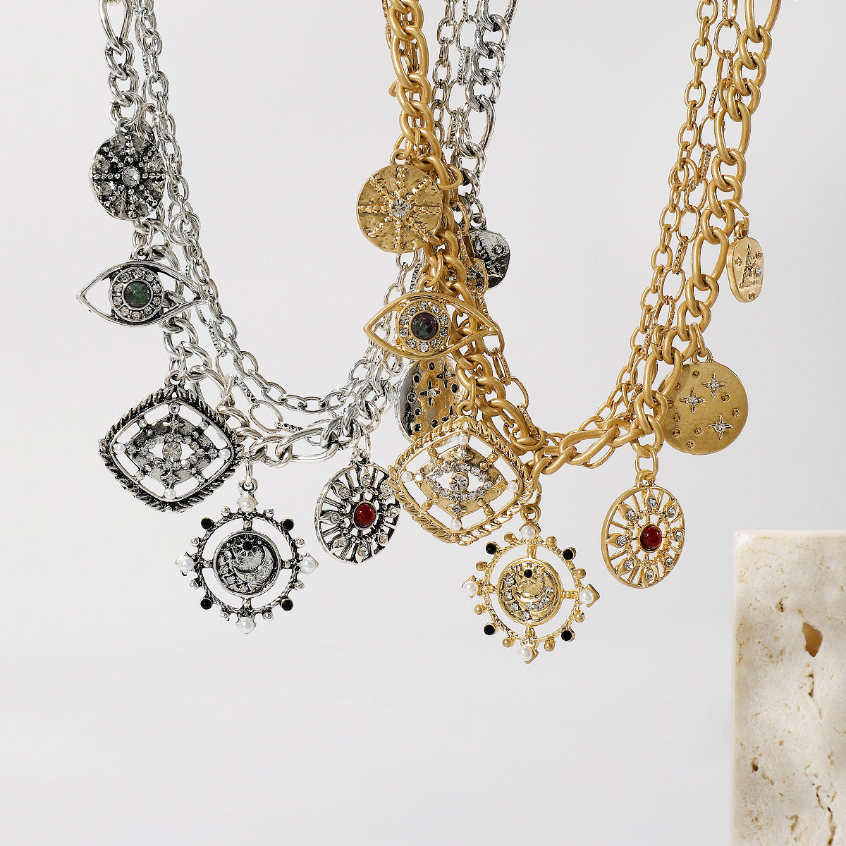 Collar con colgante de ojo de demonio hueco geométrico atrevido para mujer con base de aleación e incrustaciones de diamantes de imitación, acabado galvanizado, cadena de clavícula