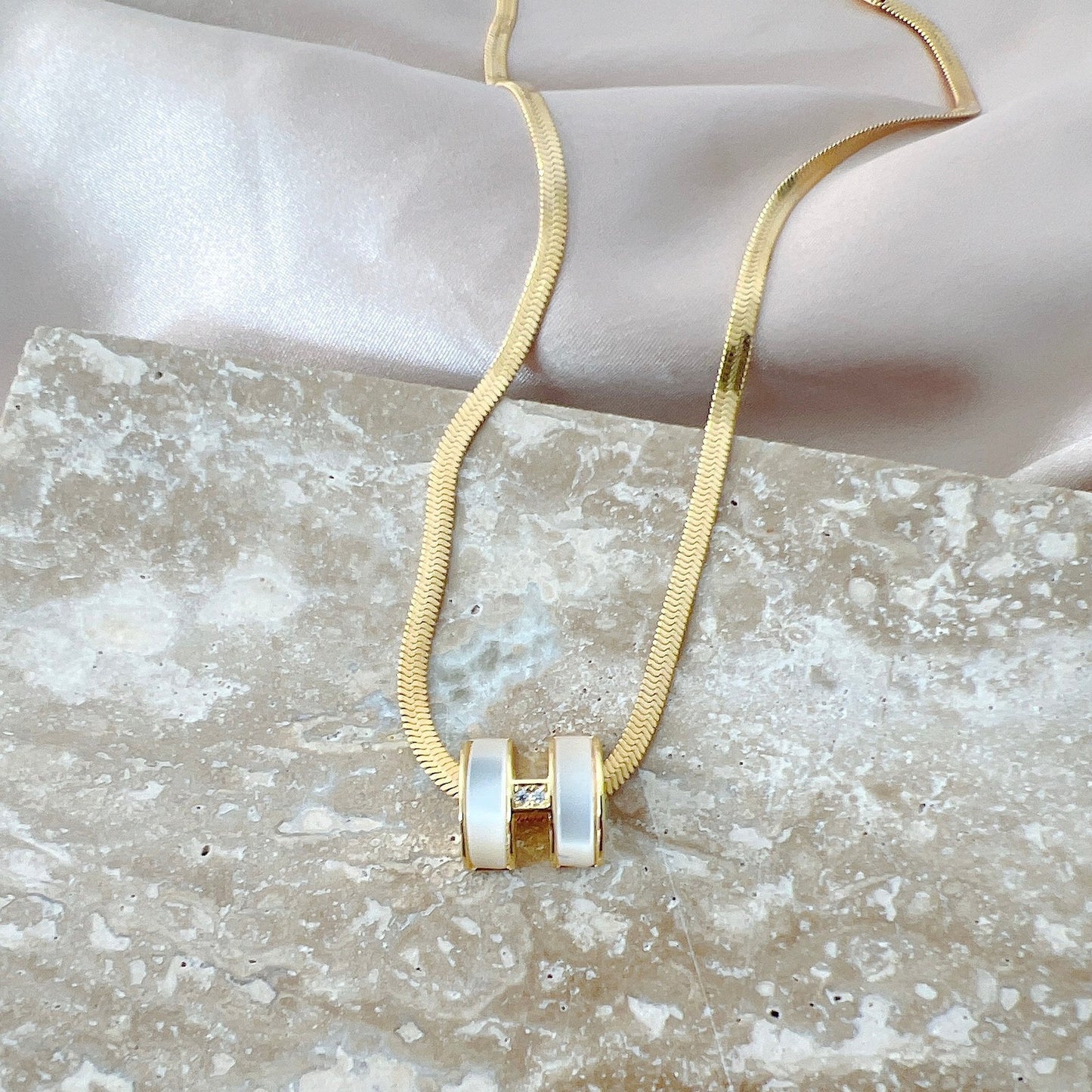 Collana pendente con iniziale H minimalista da donna in acciaio al titanio con intarsio di strass su catena a maglia.