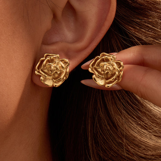 Pendientes de botón de acero inoxidable chapados en oro de 18 quilates con diseño de flor de rosa estilo francés vintage para mujer