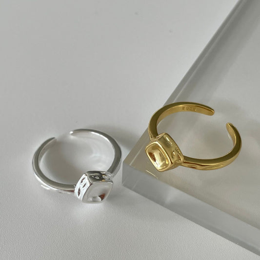 Anello aperto da donna minimalista a cuore quadrato testurizzato in argento sterling 925