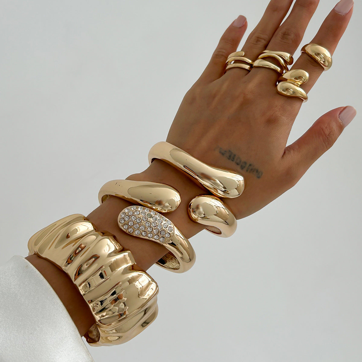 Pulsera de metal texturizada con diseño geométrico, acabado pulido y diseño abierto ajustable para mujer