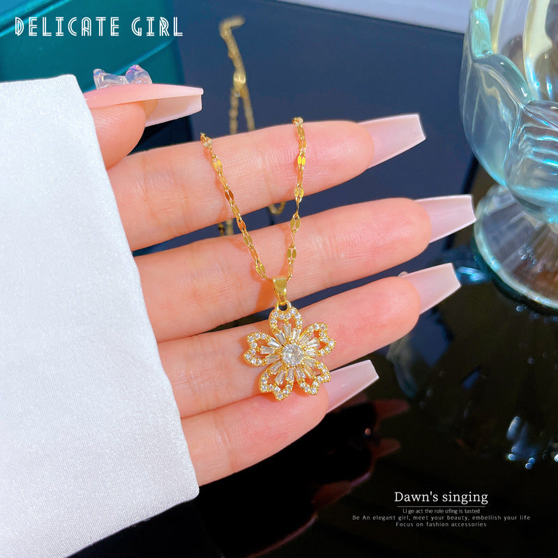Collana con ciondolo floreale in acciaio al titanio di lusso con intarsio in strass dal design geometrico per donne e uomini, catena regolabile 21-50 cm