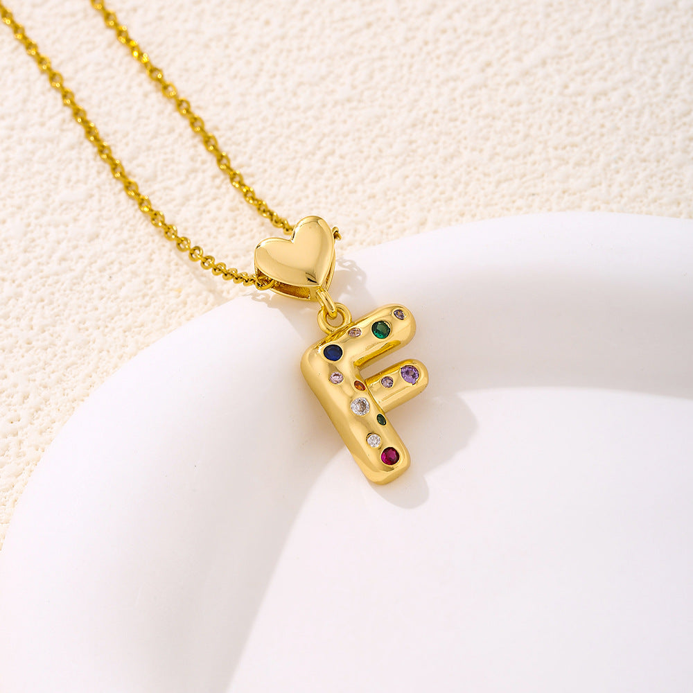 Elegante collana con ciondolo a lettera e cuore da donna in acciaio inossidabile con catena a maglie e dettagli a micro-pavé