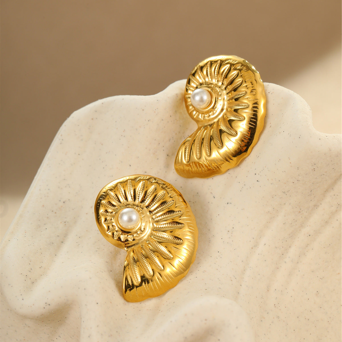 Orecchini in acciaio inossidabile a forma di conchiglia d'ispirazione vintage con placcatura, da donna