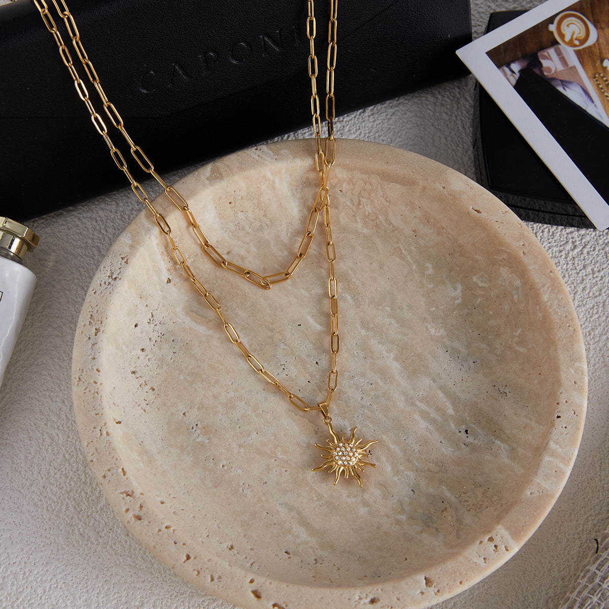Collana con Pendente Geometrico a Forma di Sole in Acciaio al Titanio con Intarsi di Strass e Finitura Placcata per Donna
