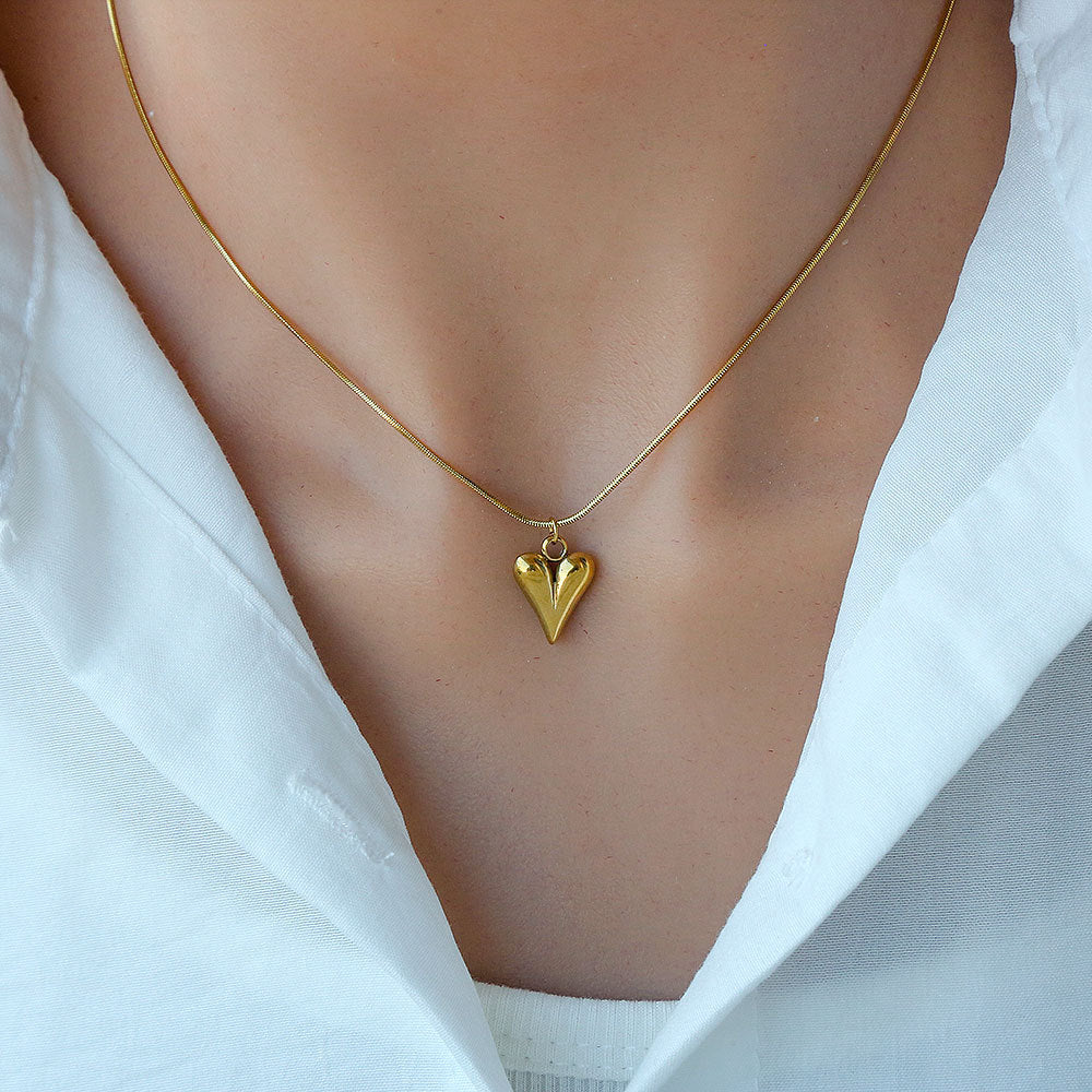 Collar Corazón Minimalista Natural de Acero Titanio Bañado en Oro 18K para Mujer con Broche de Langosta y Acabado Pulido