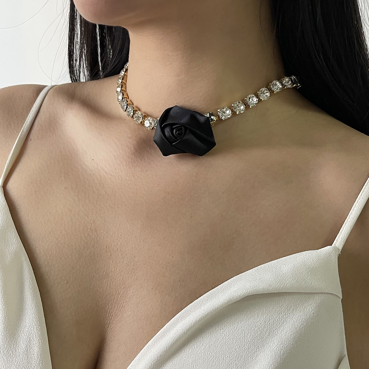 Elegant Luxury Floral Pendant Necklace with Rhinestone Accents for Women, Alloy Chain, Fashionable Clavicle Jewelry for Evening Parties and Daily Wear