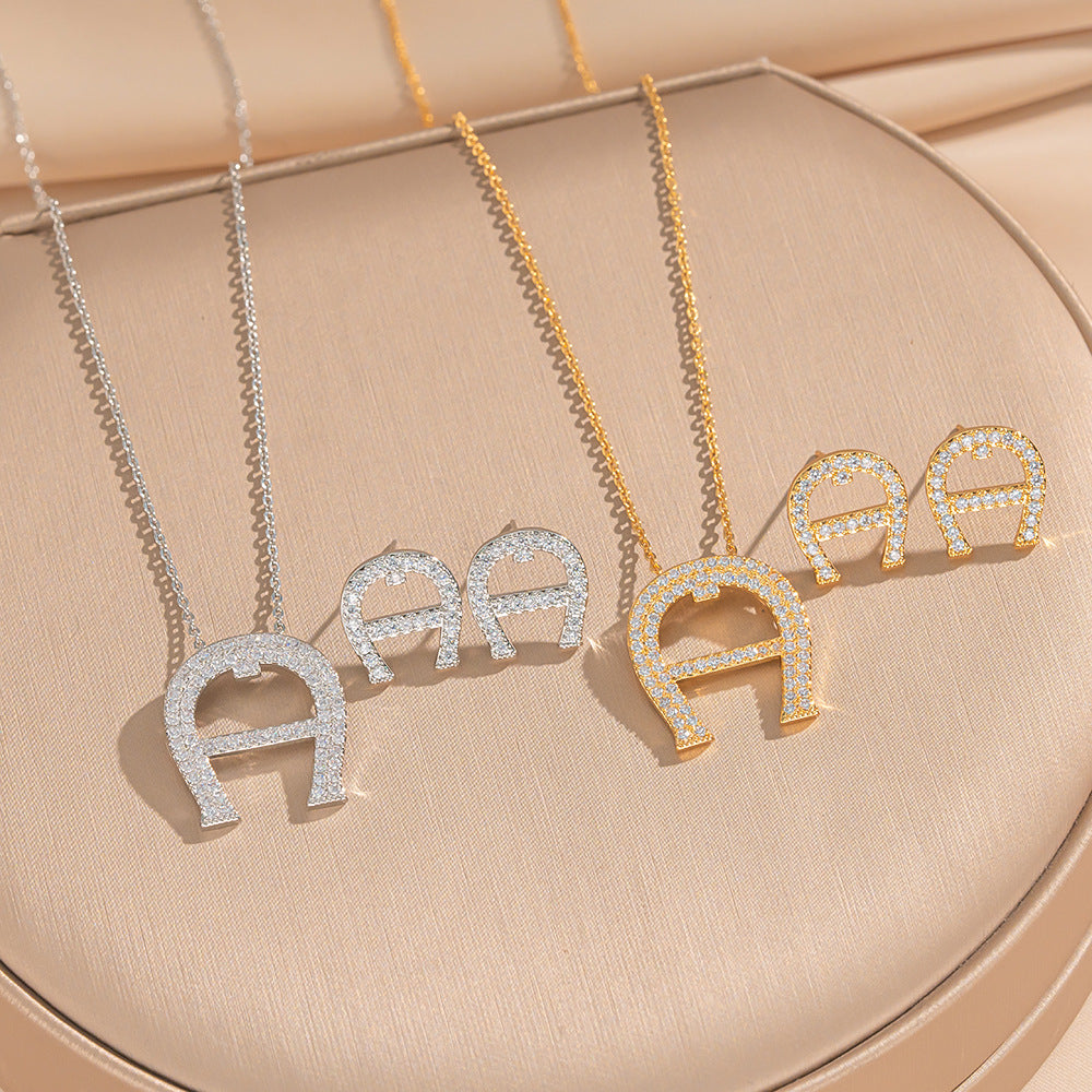 Elegante Set Collana con Pendente a Ferro di Cavallo a U in Rame Ecologico con Intarsio di Strass e Placcatura in Oro per Donna