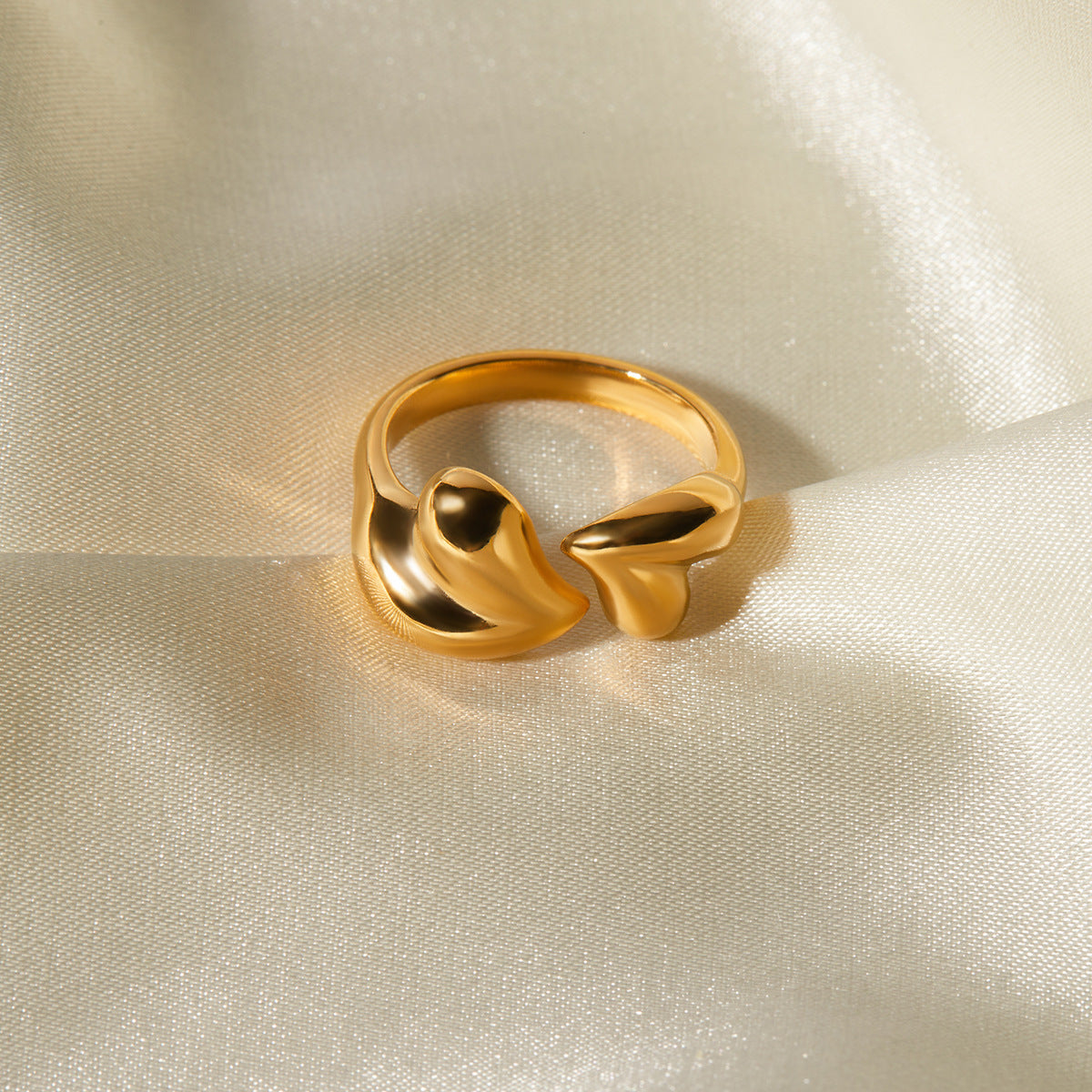 Anello da donna regolabile aperto a cuore asimmetrico in acciaio inossidabile placcato oro 18K alla moda