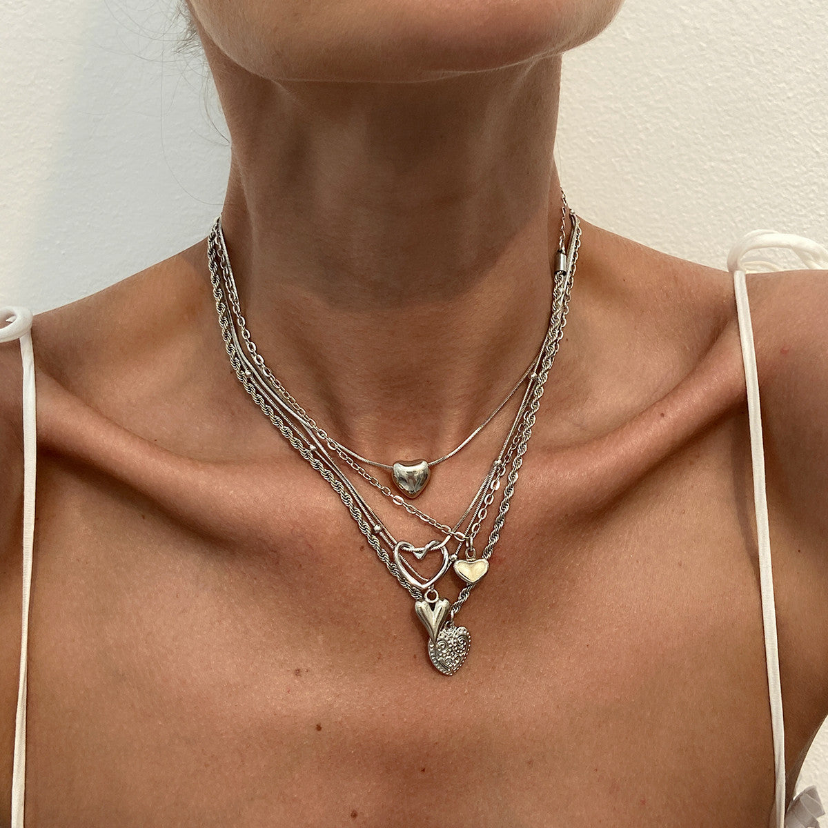 Collar con colgante de aleación en forma de corazón, dulce y atrevido, con detalle de borla para mujer