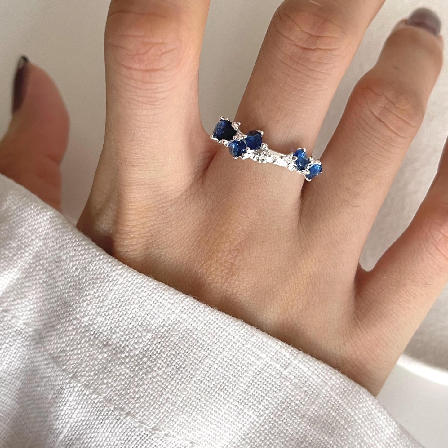 Anello Minimalista con Forma Geometrica Irregolare in Argento Sterling 925 con Intarsio di Zirconi Blu e Superficie Testurizzata