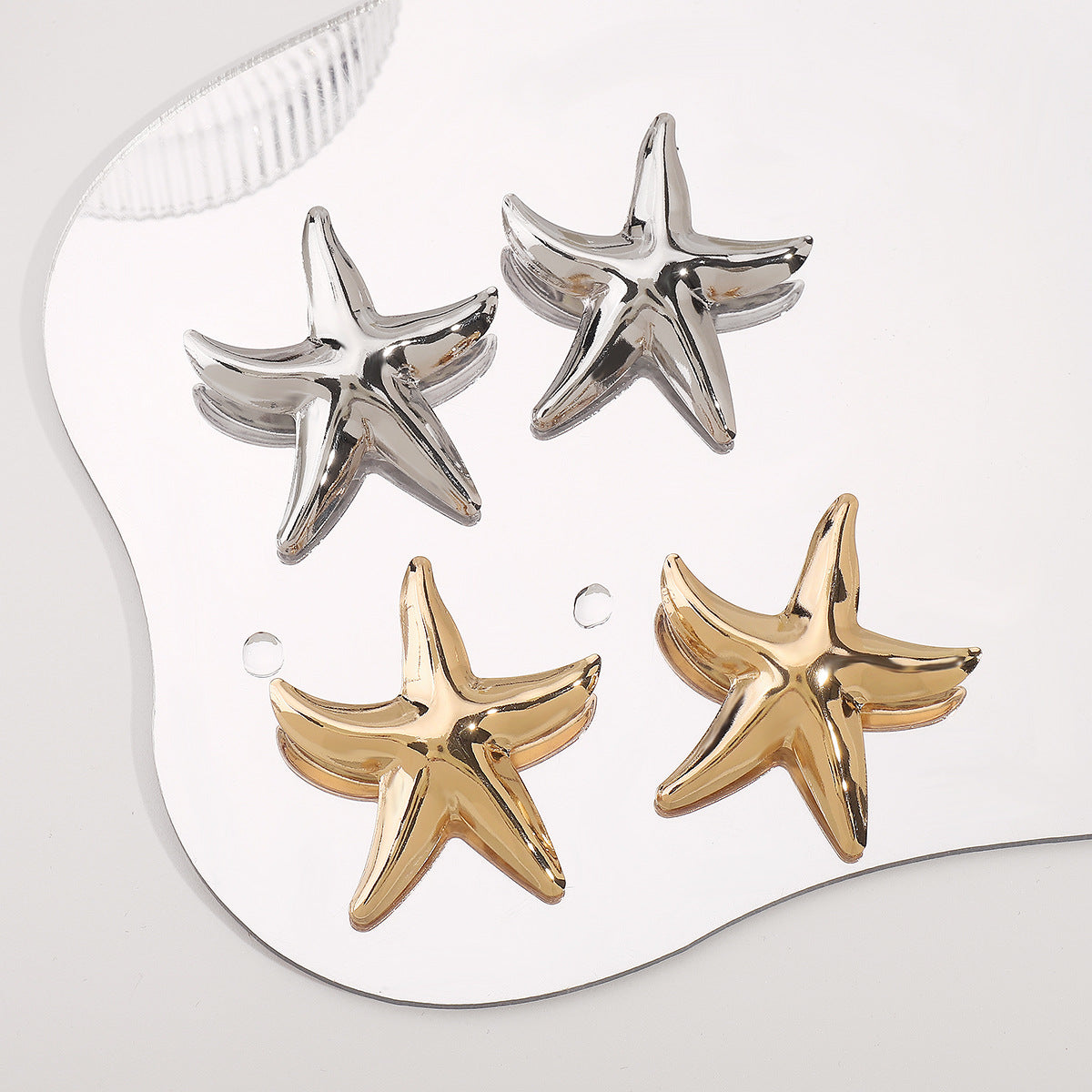 Pendientes minimalistas de aleación con forma de estrella de mar y acabado chapado para mujer. Tachuelas geométricas inspiradas en el océano tropical.