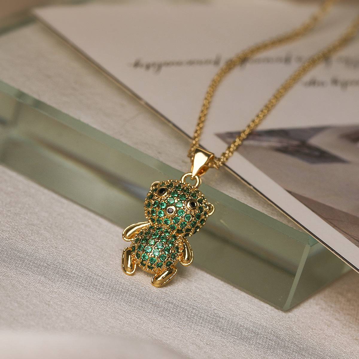 Collana minimalista a forma di orso in rame placcato oro con accenti di zircone per donne