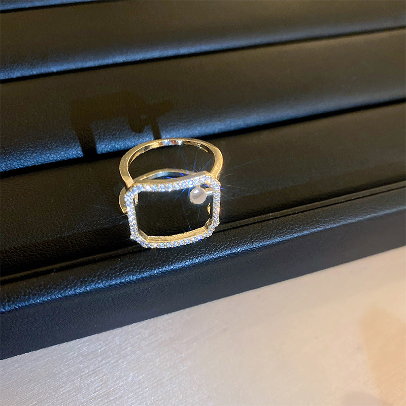 Anillo de círculo abierto geométrico vintage en cobre con acabado esmaltado e incrustación de circonita