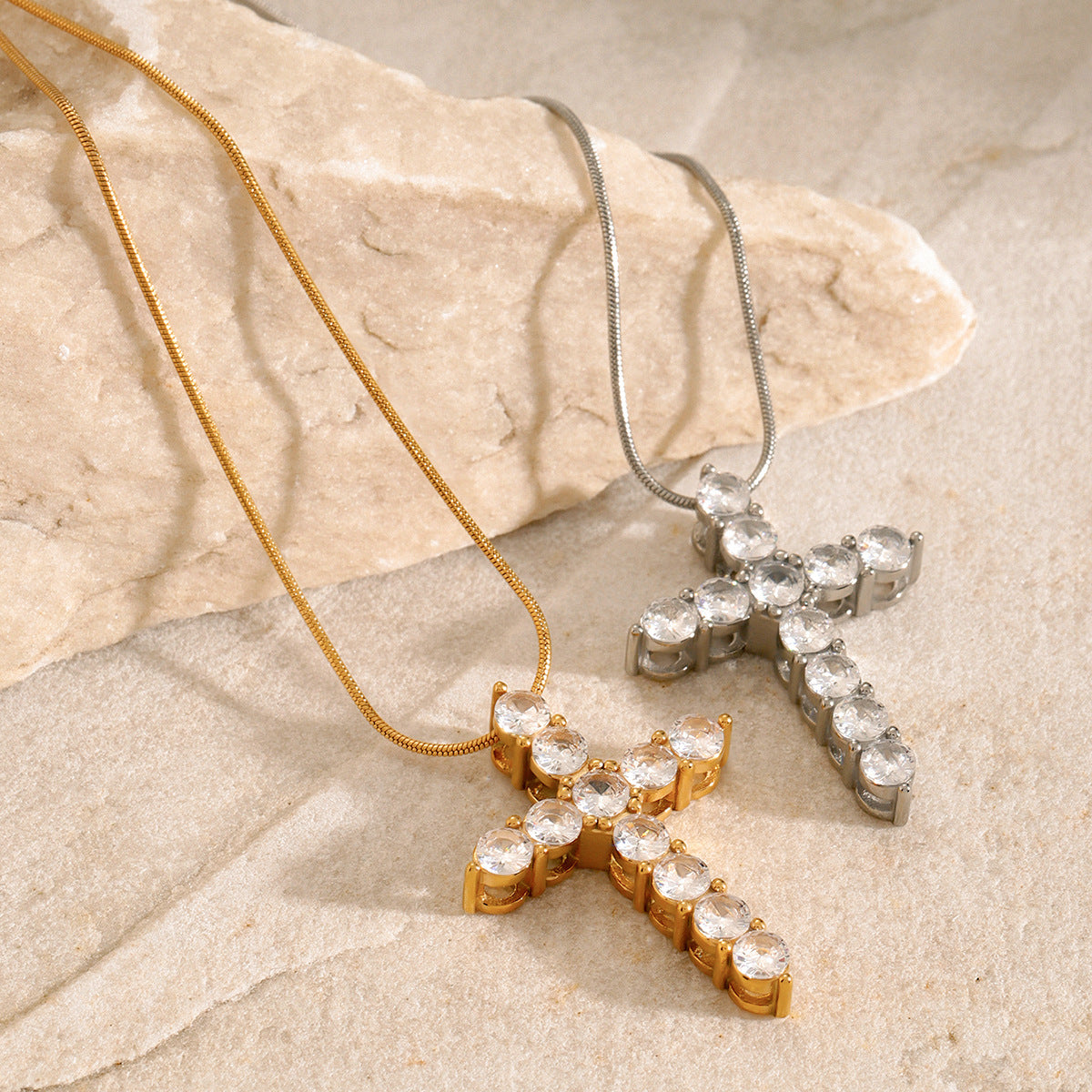 Collana Unisex alla Moda con Ciondolo a Croce in Acciaio Inossidabile Placcato Oro 18K con Zircone Bianco Rotondo e Catena Snake