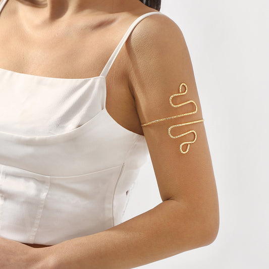 Pulsera rígida retorcida geométrica para mujer con incrustaciones de diamantes de imitación y acabado chapado