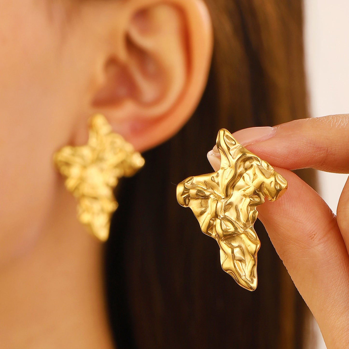 Pendientes Minimalistas Geométricos Cuadrados de Acero de Titanio para Mujer con Acabado Chapado y Diseño Moderno