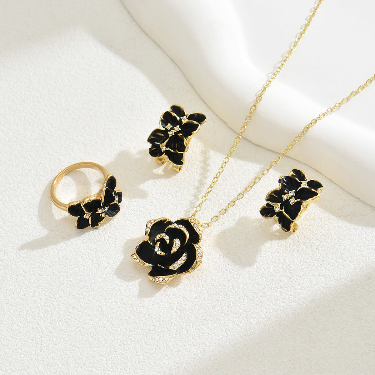 Set di collana con ciondolo a rosa floreale in stile OL alla moda con orecchini e bracciale abbinati in rame con finitura a olio