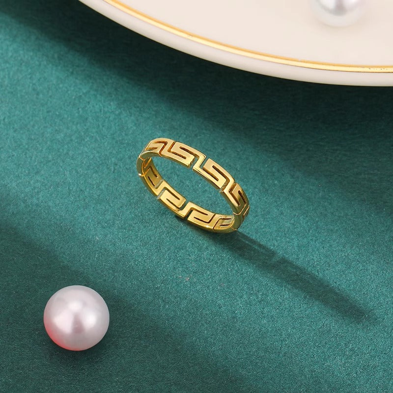 Anello da donna minimalista in acciaio al titanio con trama a scacchiera