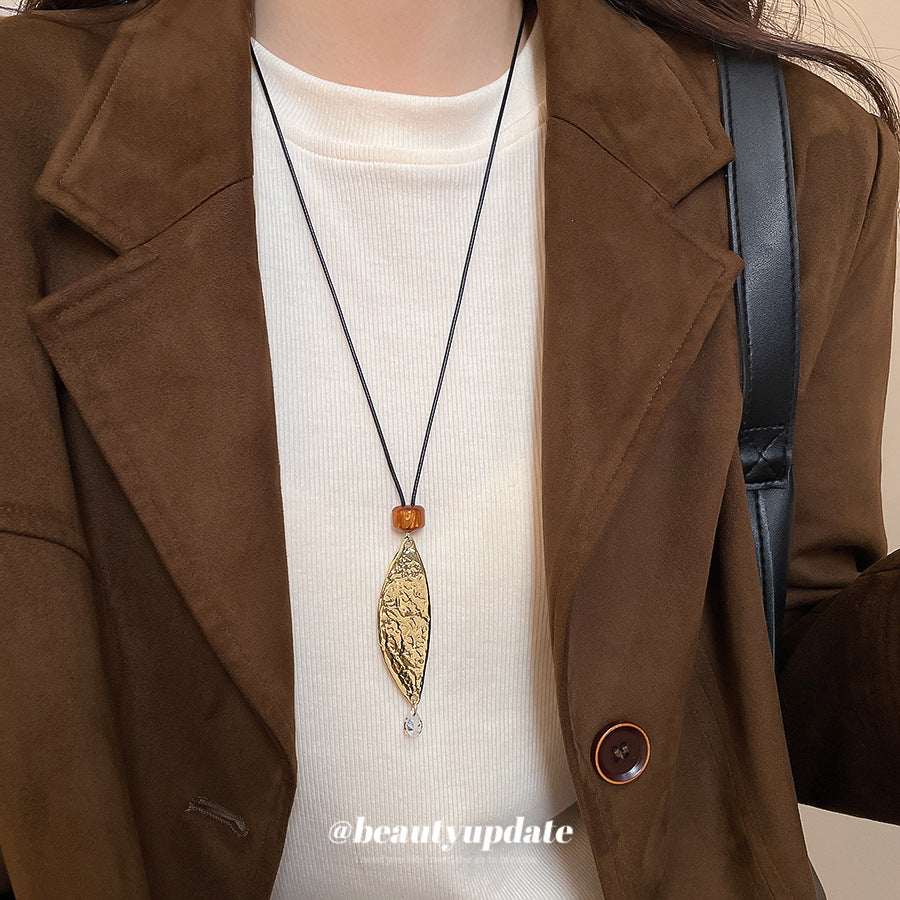Collar con colgante de hoja minimalista de aleación con acabado chapado para mujer, cadena de suéter ligera, accesorio de lujo