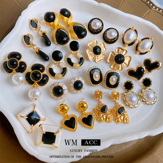 Pendientes vintage en forma de corazón de esmalte negro con postes de acero inoxidable para mujer