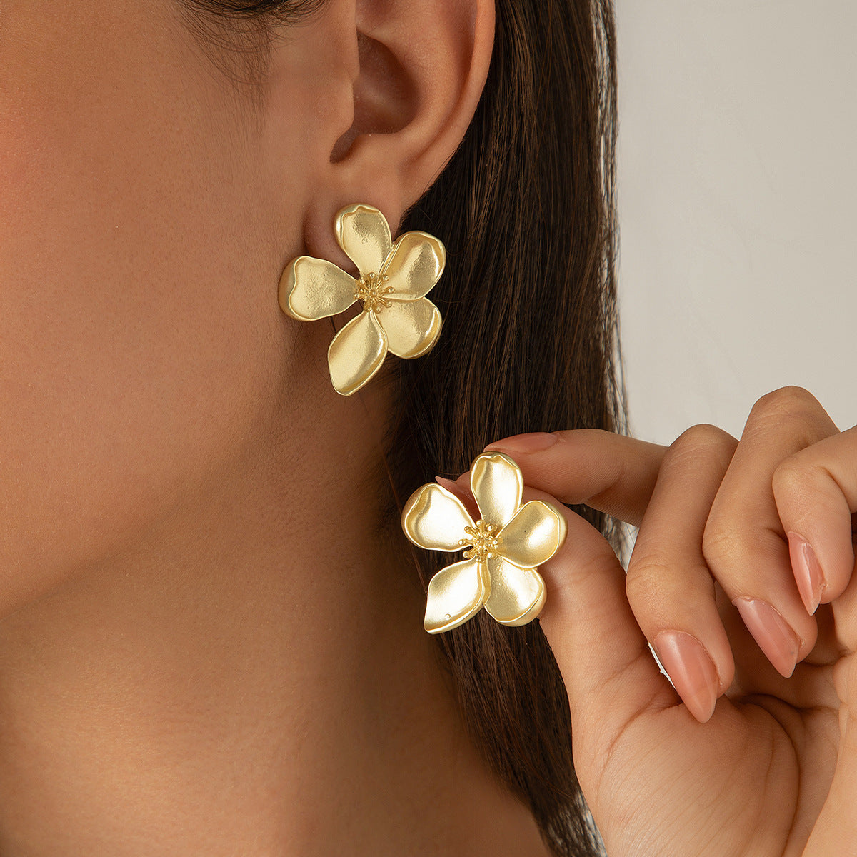 Pendientes de botón florales de hoja de ginkgo plateados, dulces y atrevidos, con detalles colgantes de perlas de imitación