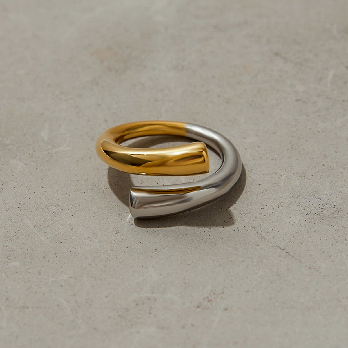 Anello da donna in acciaio inossidabile bicolore placcato, geometrico e minimalista