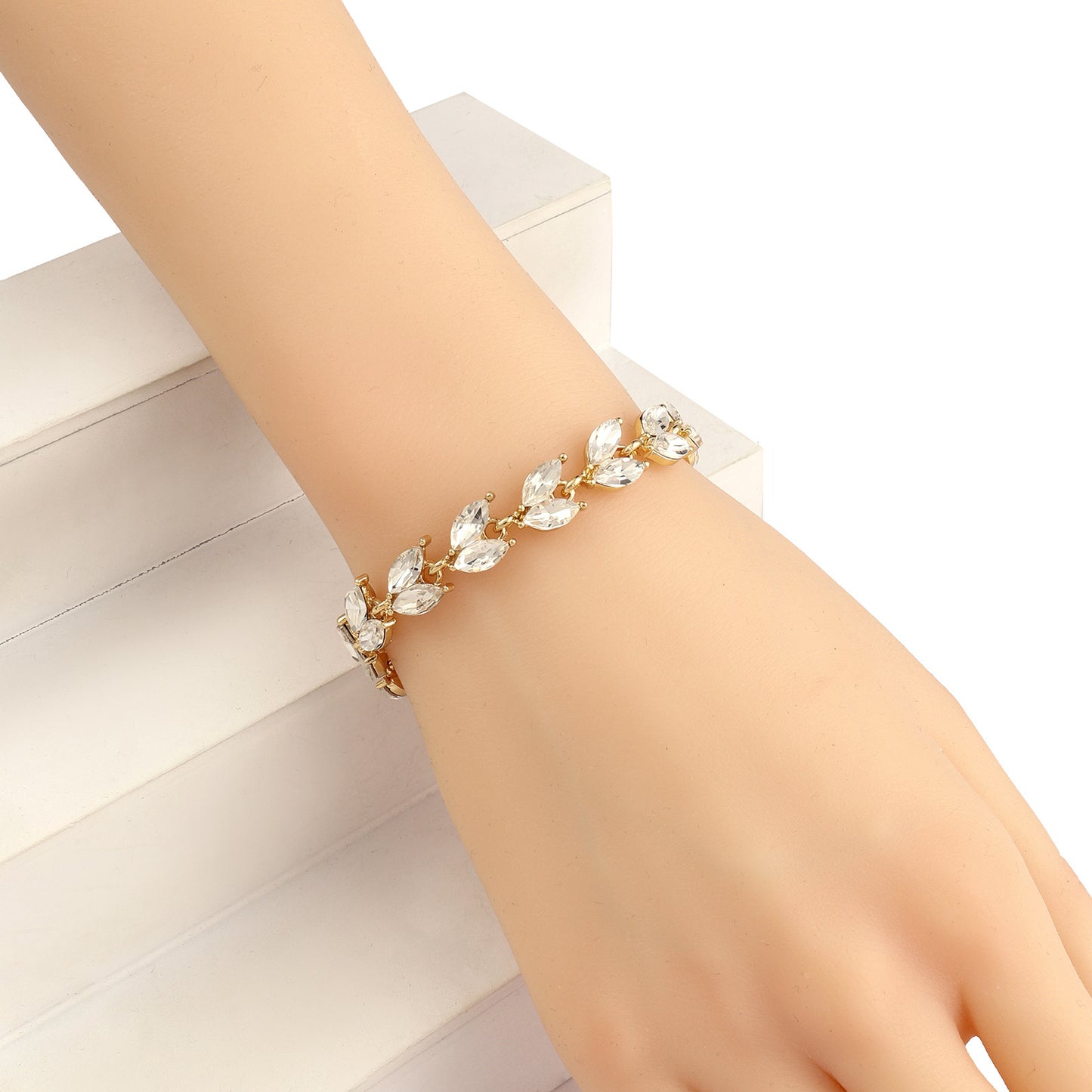 Collana da donna minimalista geometrica in lega con intarsi di strass e accento floreale, catena regolabile con perline rotonde