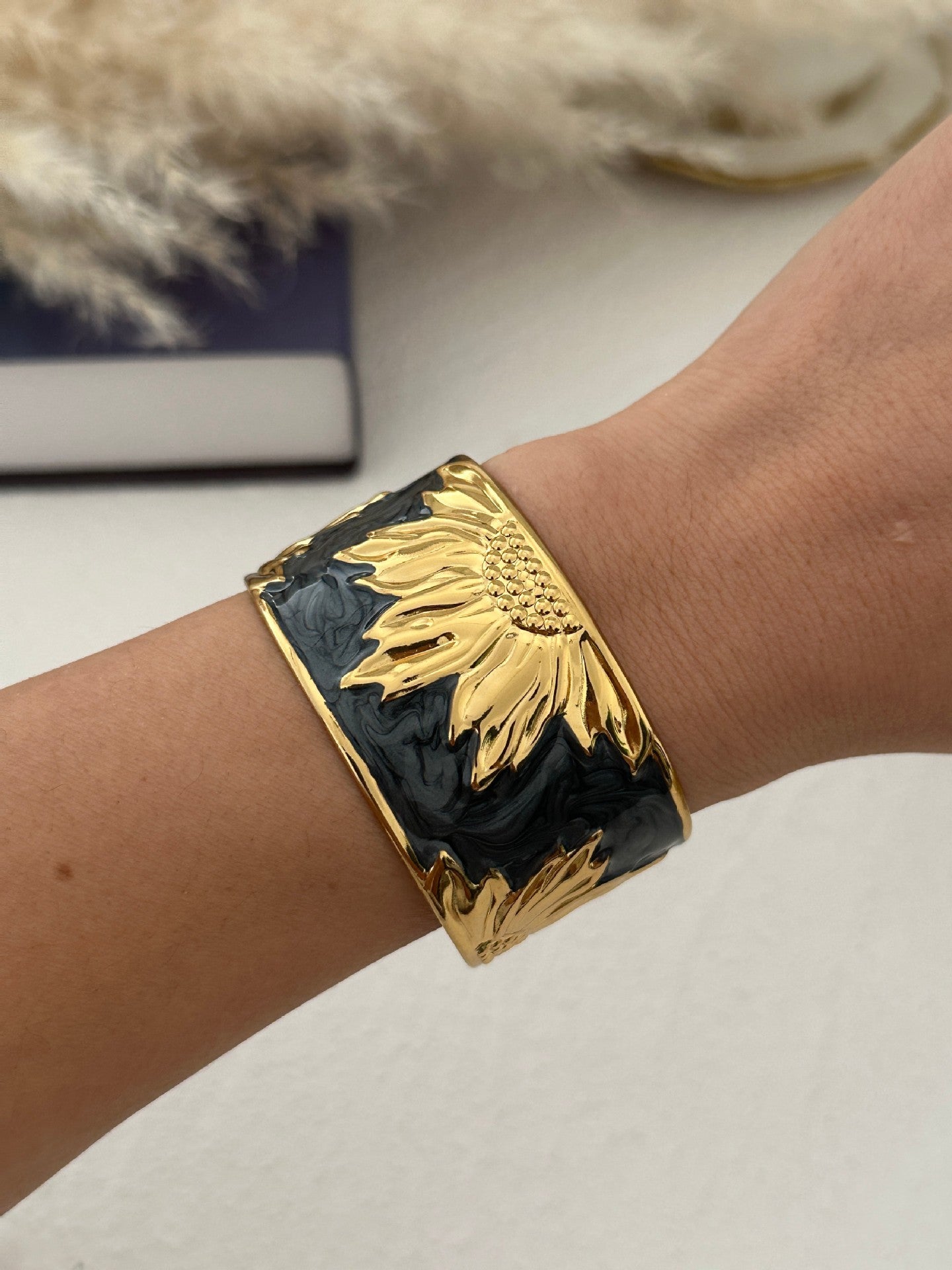 Elegant Gold Plated Starfish Pattern Stainless Steel Open Cuff Bracelet
