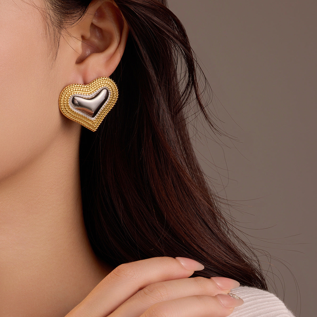 Pendientes de corazón con broche de acero inoxidable pulido estilo vintage, chapado en oro de 18K y borde triple con cuentas