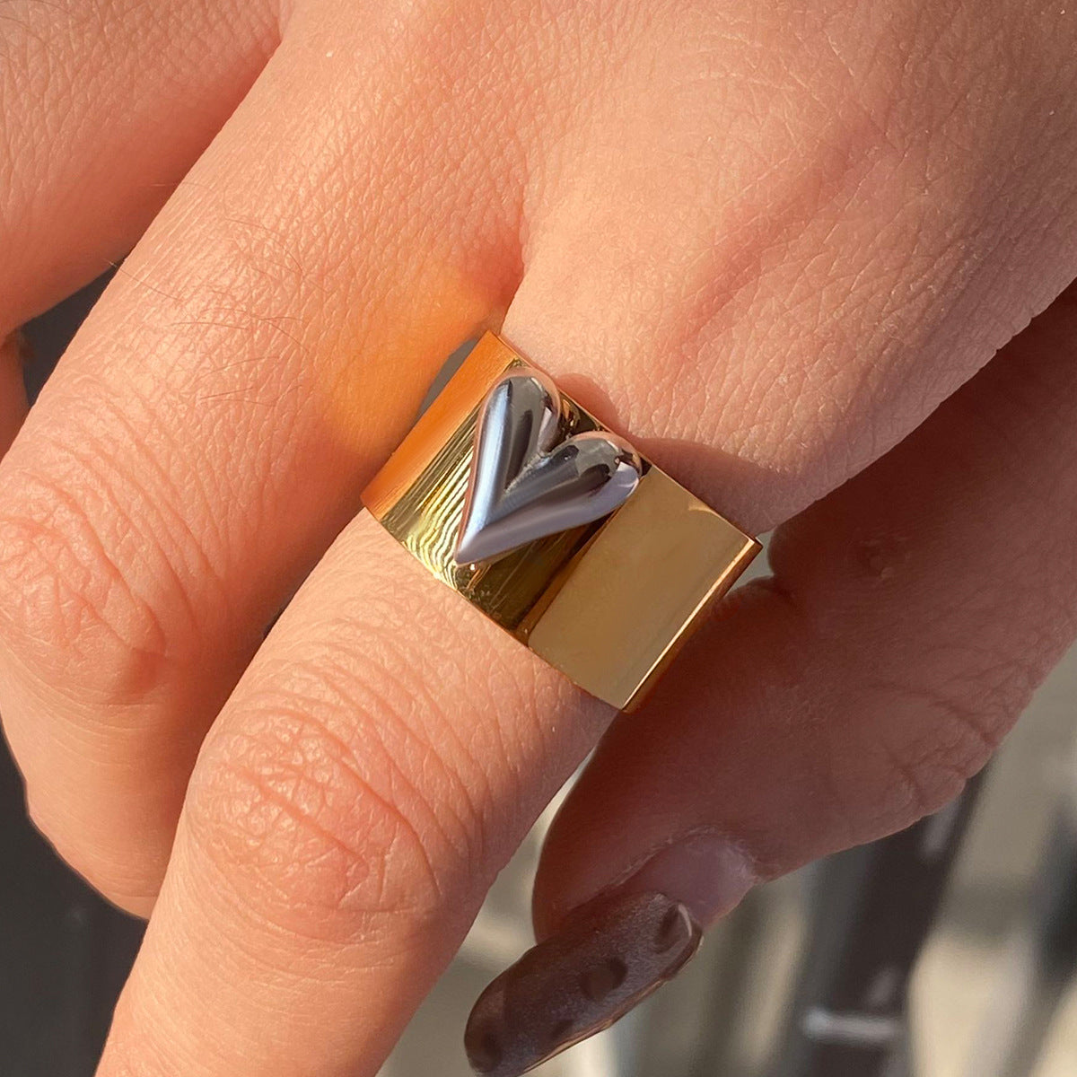 Elegante anello da donna in acciaio al titanio a forma di cuore con finitura placcata, accessorio di moda dal design geometrico