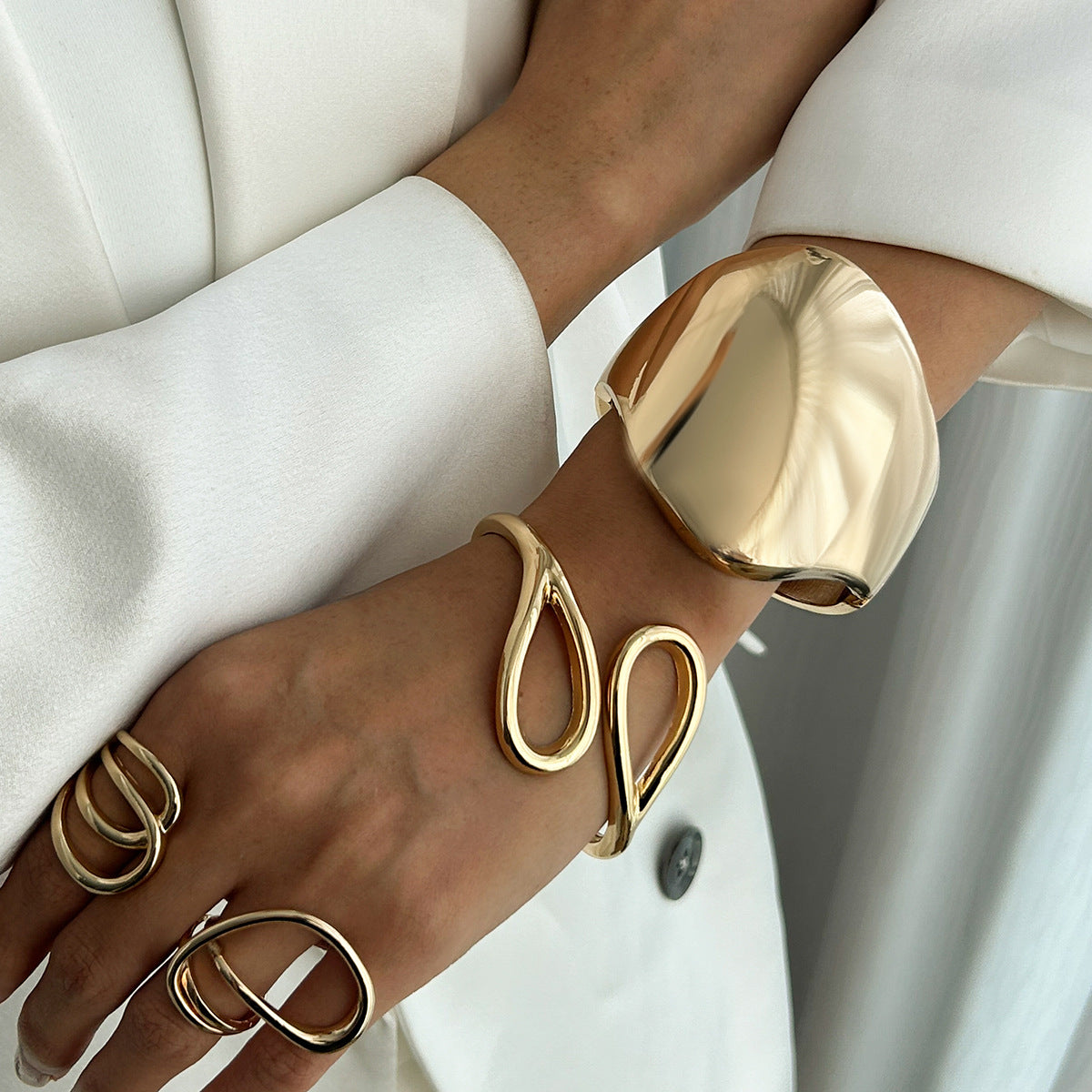 Pulsera de brazalete abierto con acabado de espejo, geométrica minimalista y vanguardista de aleación con baño.