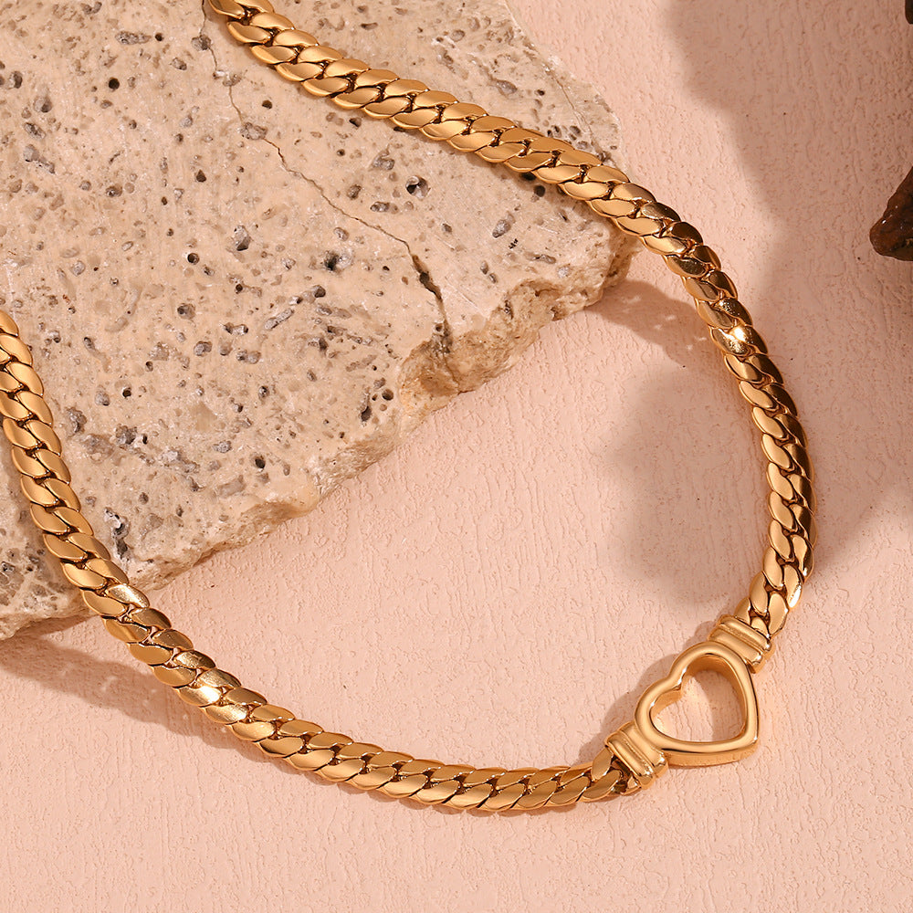 Collar con Colgante de Corazón Hueco Minimalista de Moda en Acero Inoxidable con Baño de Oro de 18K para Mujer