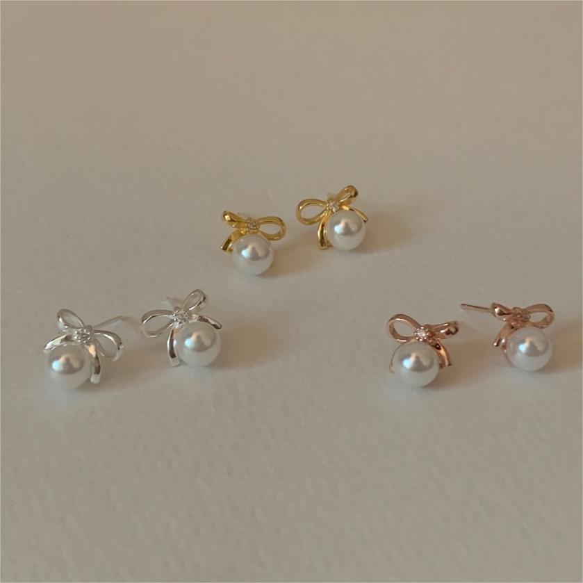Orecchini a perno con fiocco minimalista e perle in argento sterling 925 placcato oro