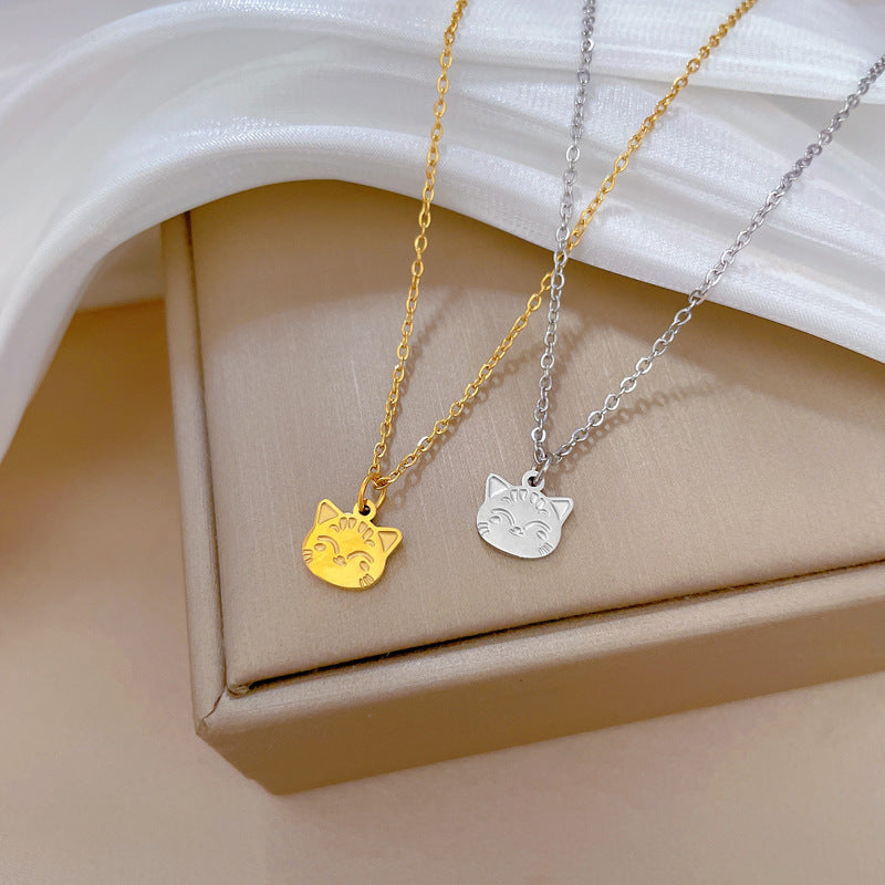 Collana con ciondolo minimalista in acciaio al titanio a forma di gatto sorridente per donna con design geometrico e finitura placcata oro