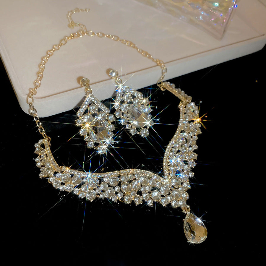Retro Elegant Palace Style Rhinestone Teardrop Earrings and Clavicle Necklace Set in Alloy for Women