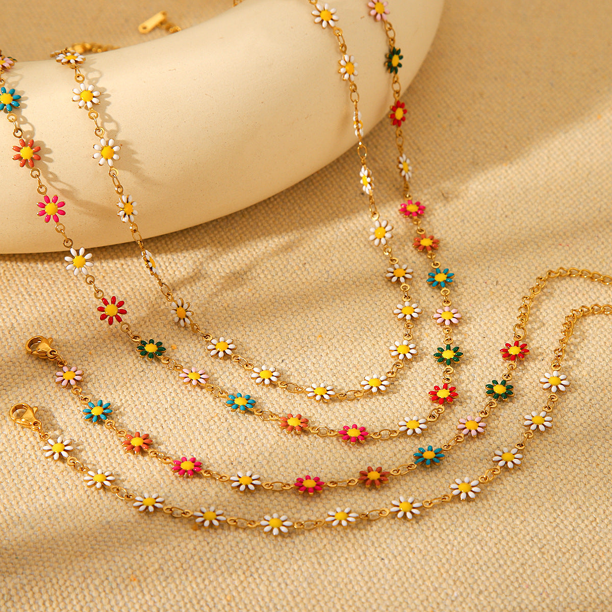 Set collana con ciondolo a margherita minimalista e bracciale in acciaio inossidabile con finitura smaltata da donna