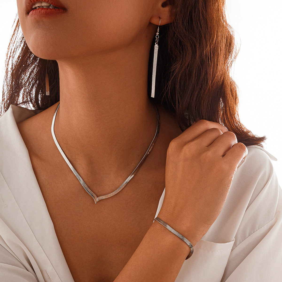 Collar Minimalista con Cadena de Serpiente en Forma de V para Mujer, Colgante Geométrico de Cobre con Acabado Galvanizado