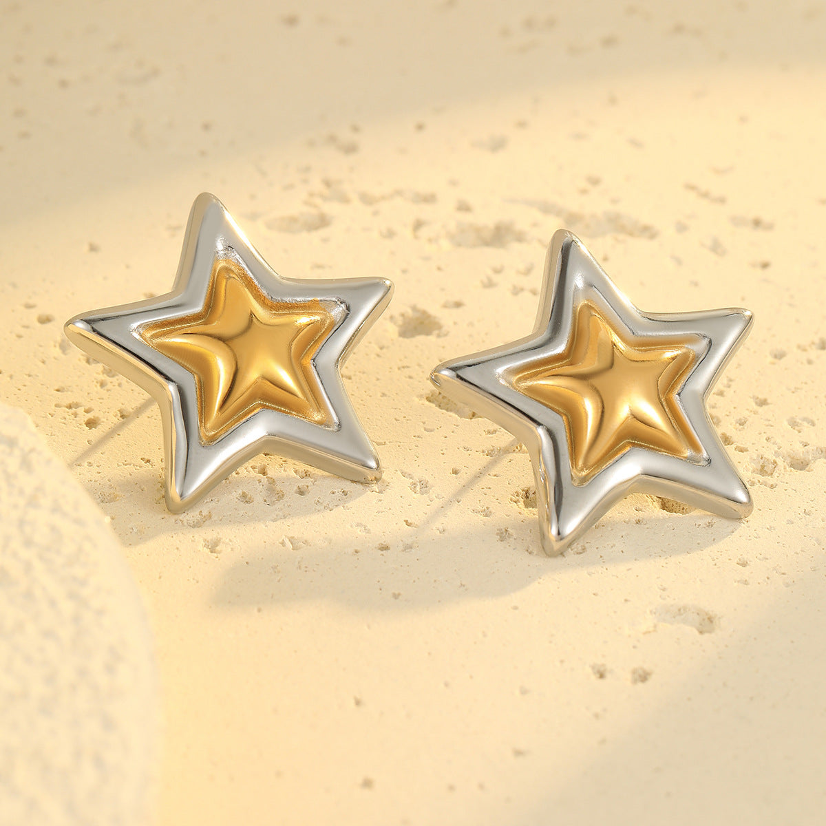Orecchini a perno geometrici alla moda in acciaio inossidabile a forma di stella e cuore da donna con finitura placcata