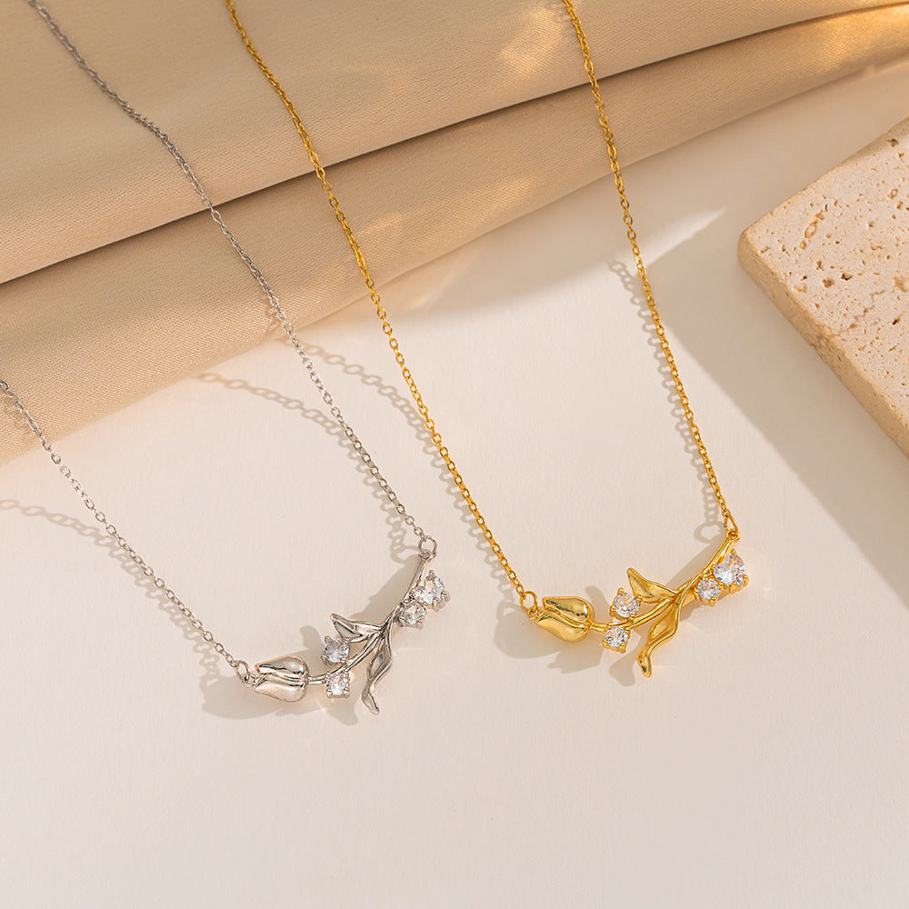 Collana Minimalista a Tulipano in Acciaio al Titanio con Ciondolo a Fiore in Zircone e Intarsio di Strass su Catena Serpentina
