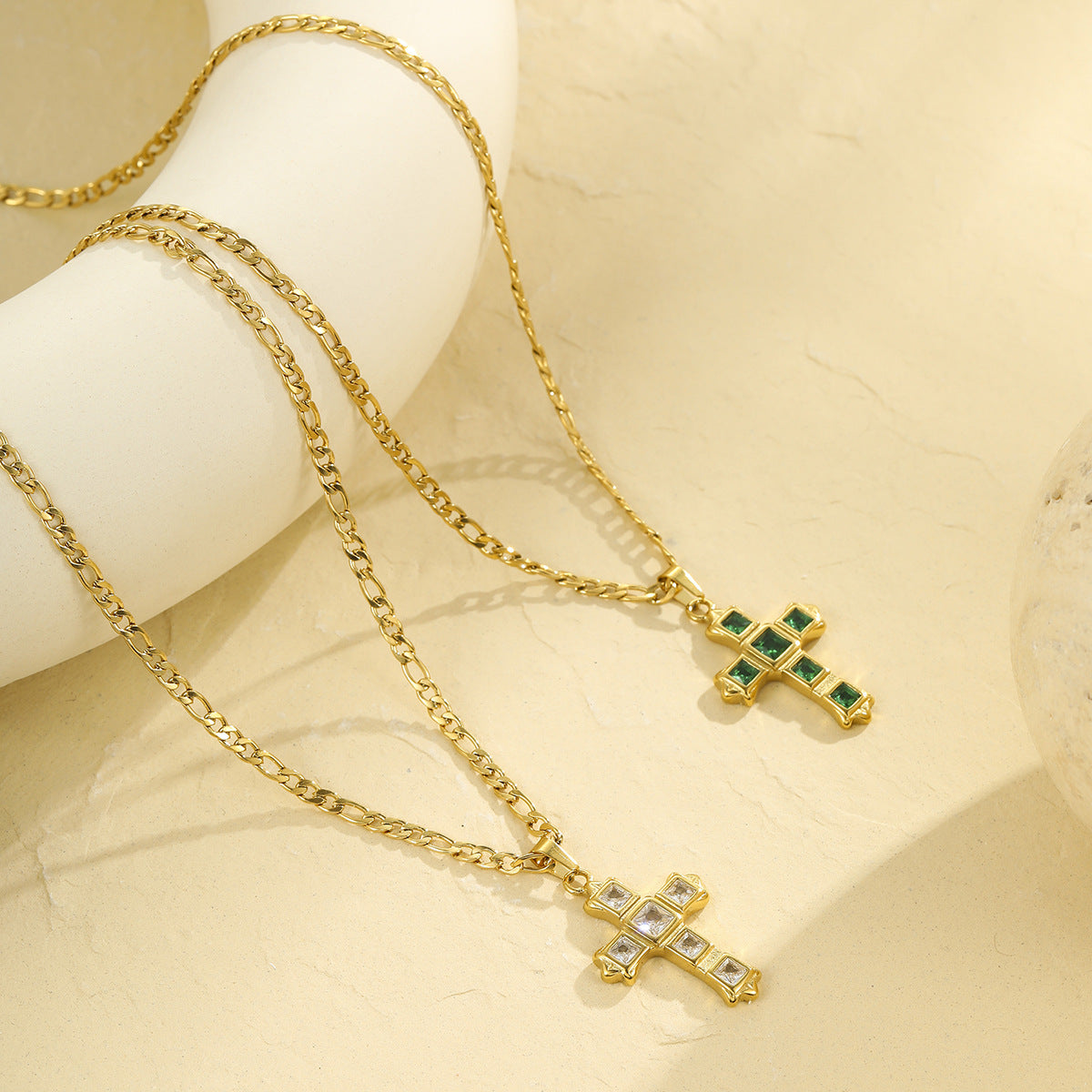 Collana con ciondolo a croce geometrica di moda in acciaio inossidabile placcato oro 18 carati per donna