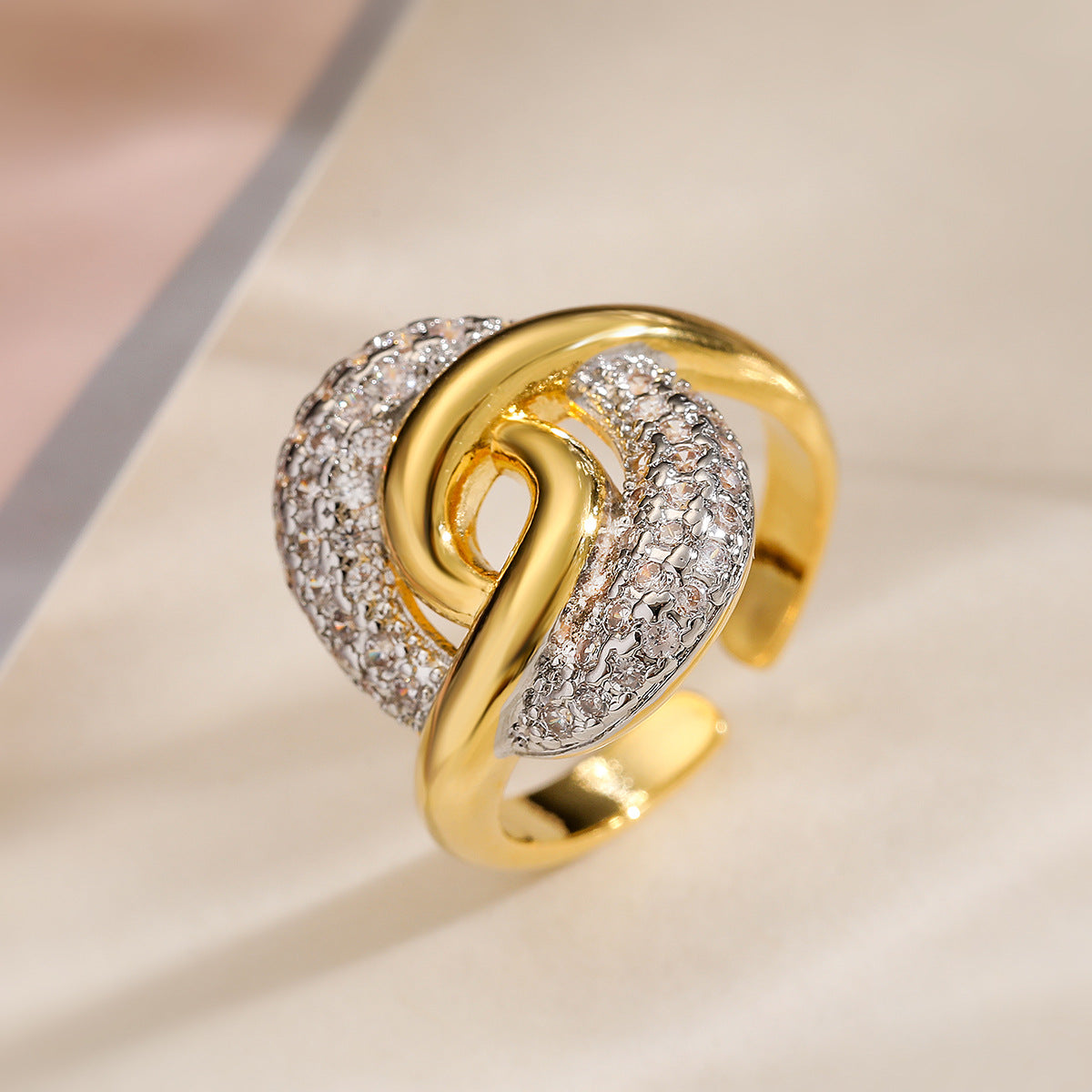 Anello Aperto Geometrico alla Moda da Donna con Base in Rame Placcata in Due Tonalità e Intarsio di Zirconi