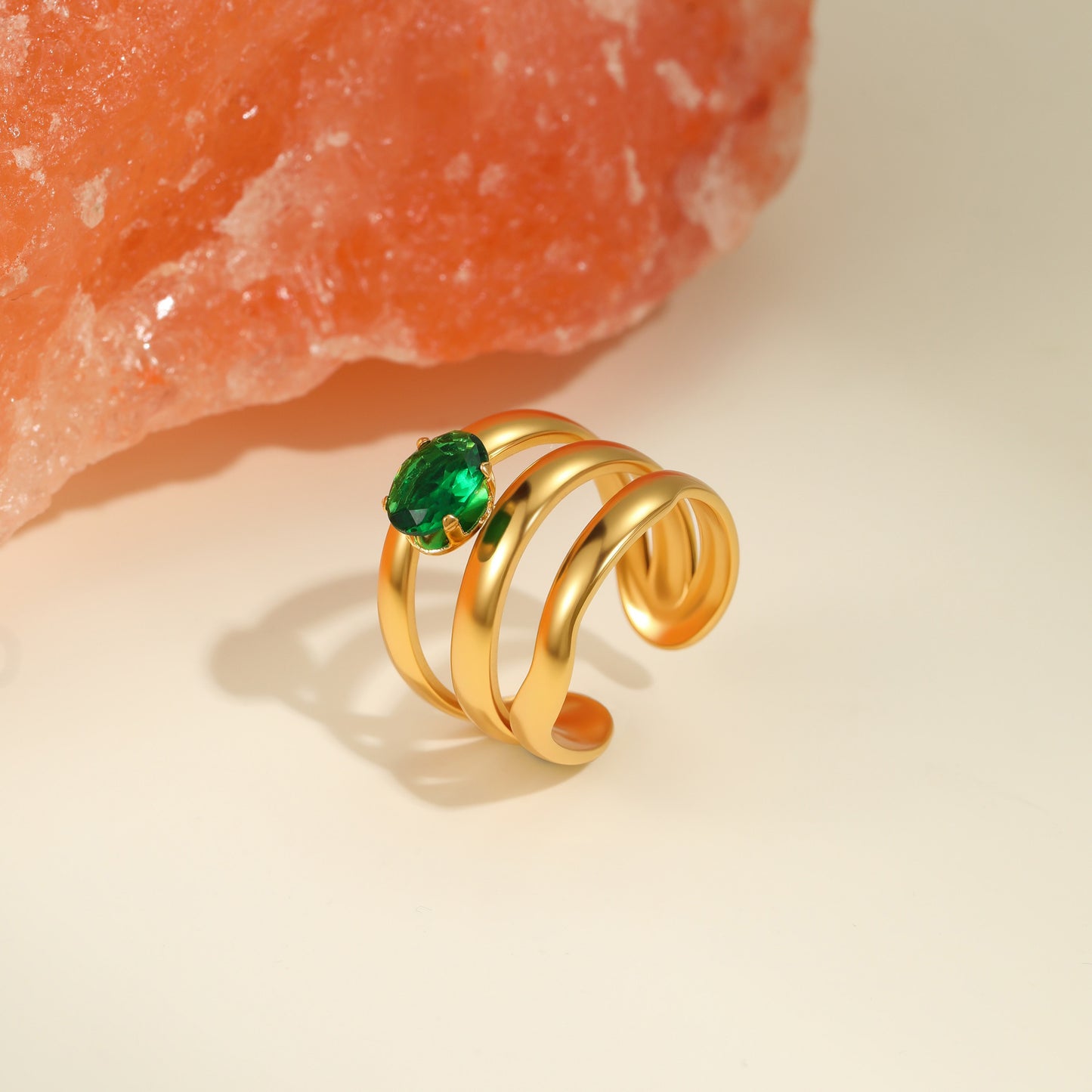 Anillo Minimalista Geométrico de Acero de Titanio con Chapado en Oro de 18K e Incrustaciones de Circones de Colores para Mujer