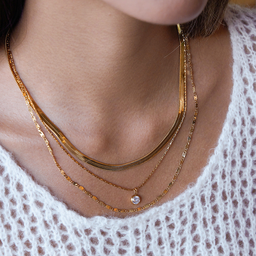 Collana da donna minimalista geometrica in acciaio al titanio placcato con zirconia, lunghezza regolabile e catena a clavicola a strati in acciaio inossidabile
