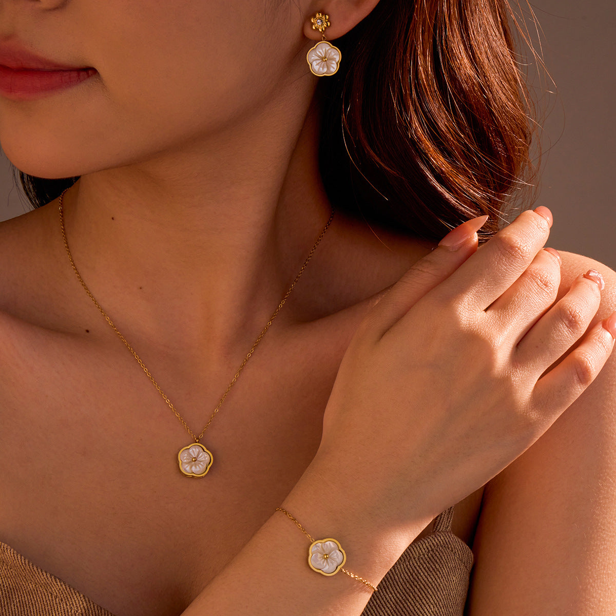 Elegante Collana Pendente Floreale da Donna in Acciaio Inossidabile con Zircone e Intarsio di Madreperla