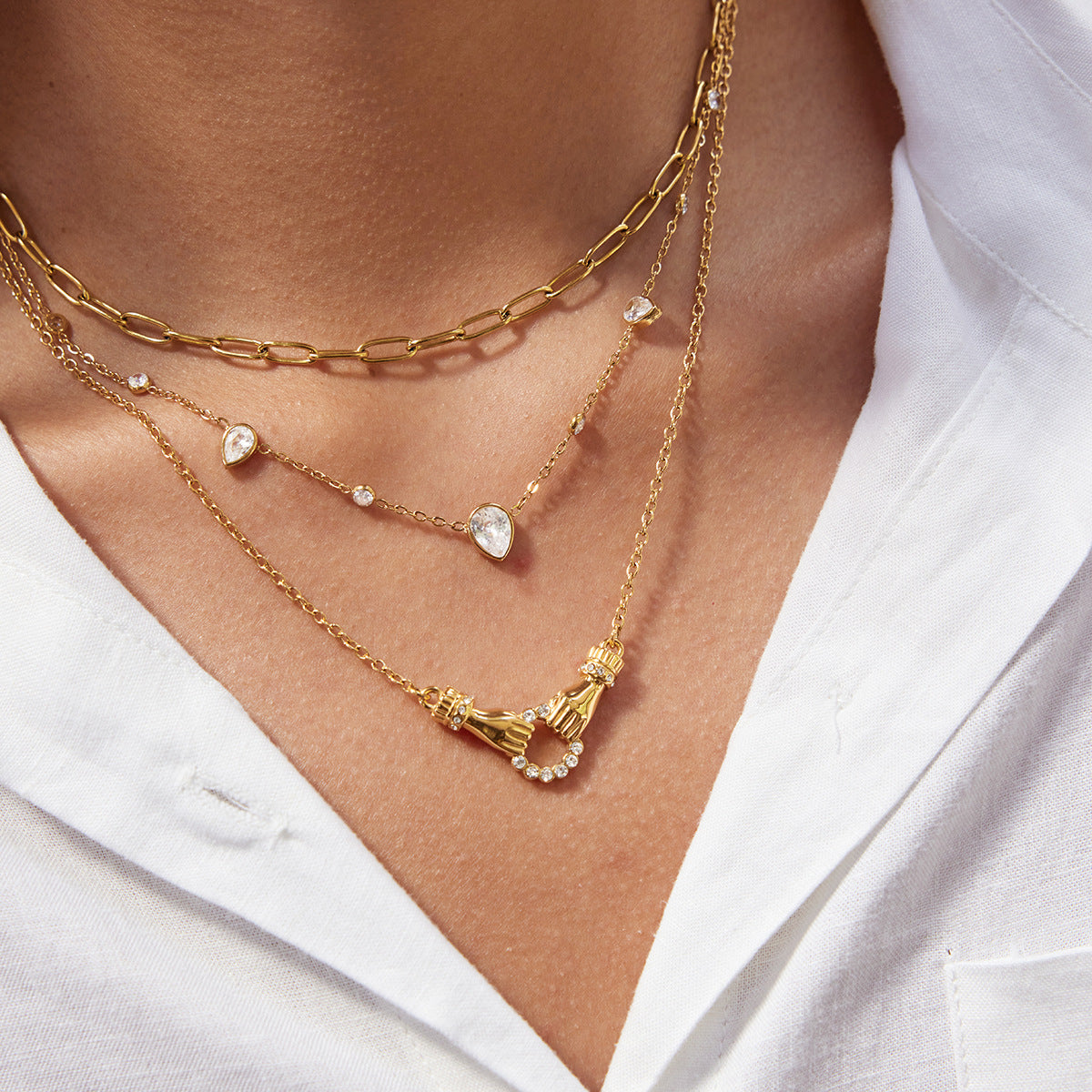 Collana da Donna in Acciaio al Titanio Placcato Oro 18K con Motivo a Mano Geometrico Minimalista