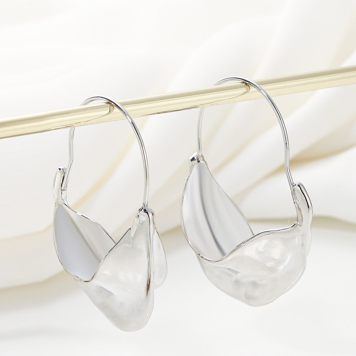 Pendientes minimalistas de aleación con forma de U geométrica para mujer con acabado galvanizado