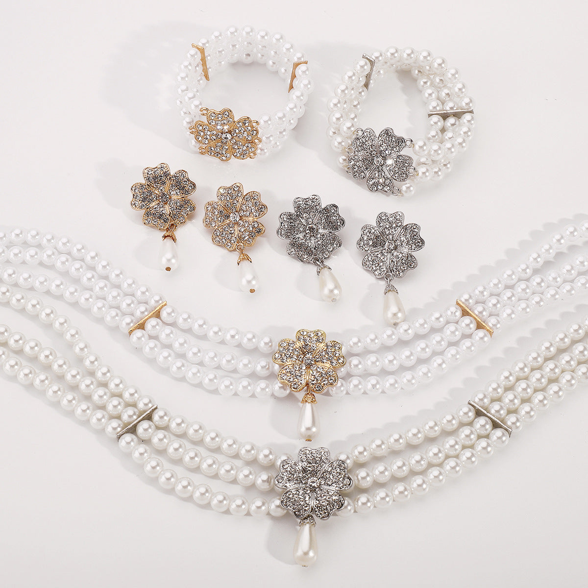 Elegante conjunto de collar con dije floral, perlas de imitación blancas y diamantes de imitación de cristal sobre aleación chapada en oro para mujer